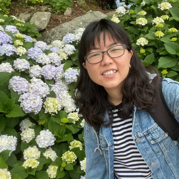 행복한 미소를 짓고 있는 친구