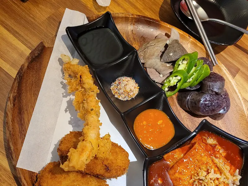 튀김과 떡볶이, 허파, 간 등이 함께 담겨 있는 모습