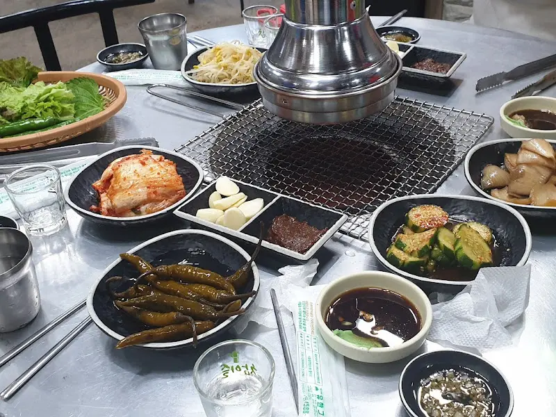 테이블 가득 차려진 밑반찬