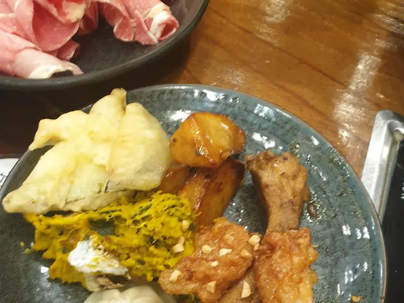 샐러드바 메뉴: 닭강정, 튀김, 호박 샐러드