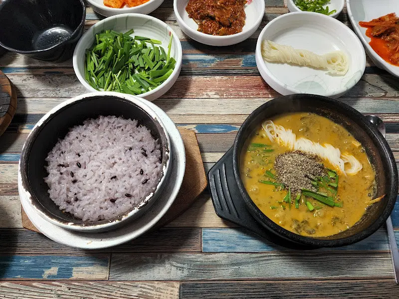 돌솥밥과 함께 차려진 추어탕 한상