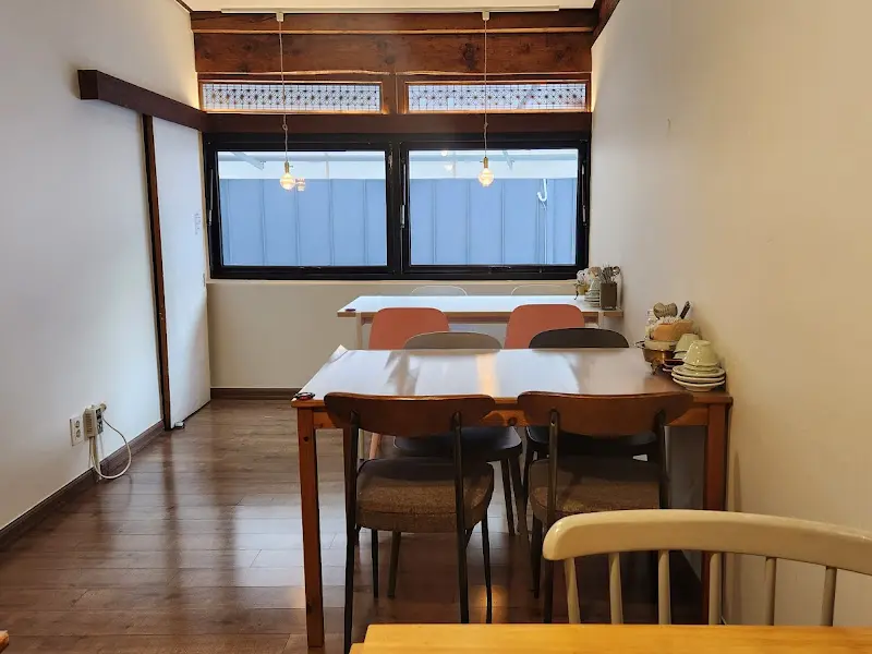 깔끔하고 정돈된 식당 내부