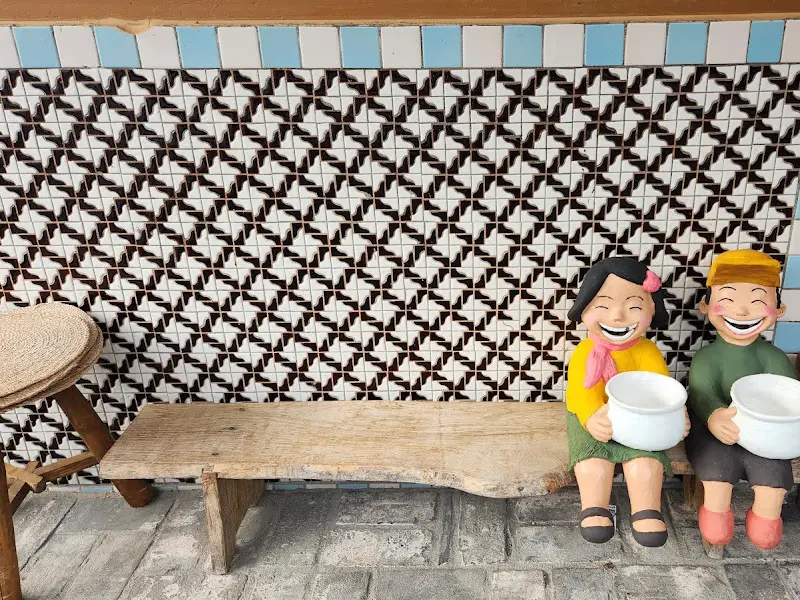 식당 입구 앞 벤치와 장식