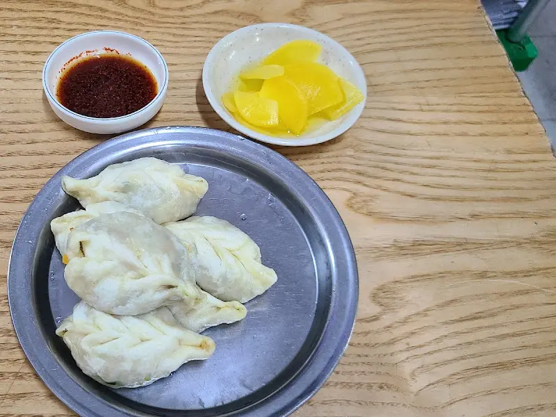 귀락당 만두와 단무지
