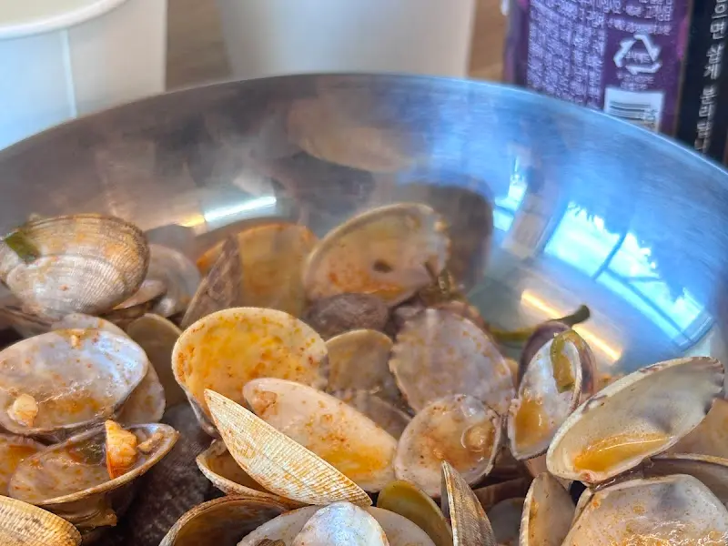 바지락 껍데기가 담긴 스테인리스 그릇