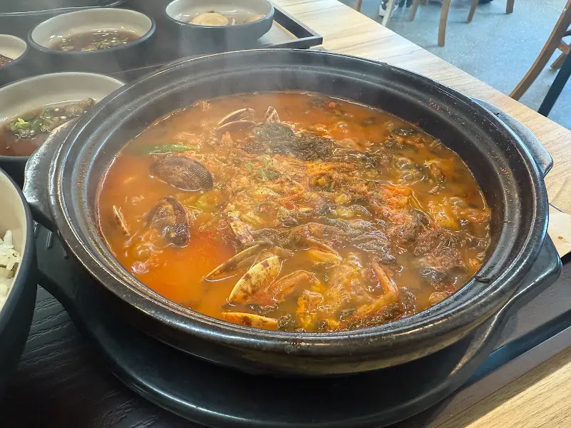 뚝배기에 담긴 바지락 해장국의 모습