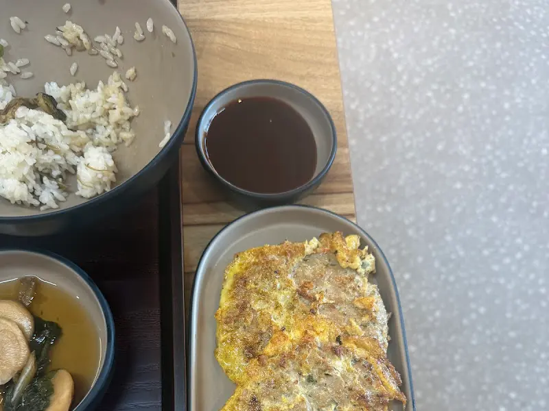 밥과 반찬을 함께 찍은 사진