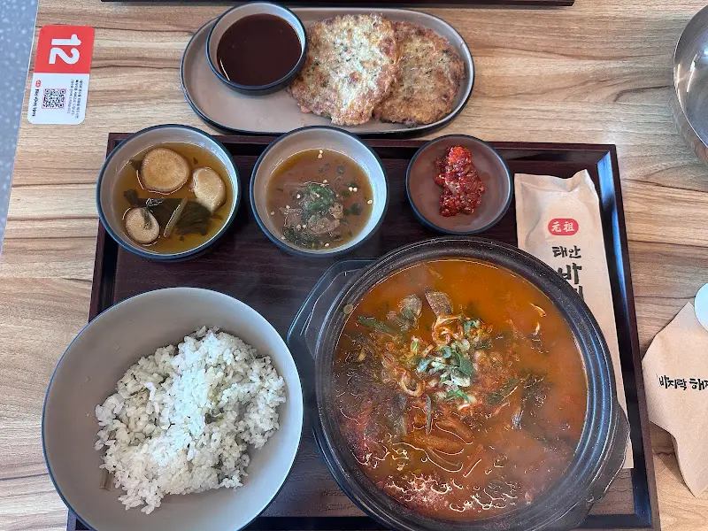 상차림 전체를 위에서 찍은 사진