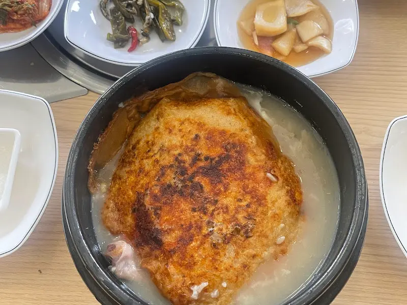 누룽지로 덮인 삼계탕