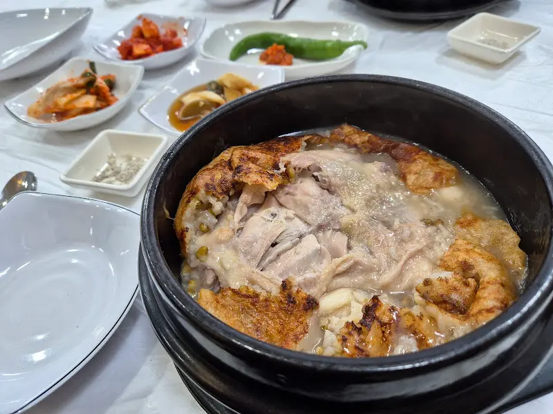 살이 꽉 찬 삼계탕