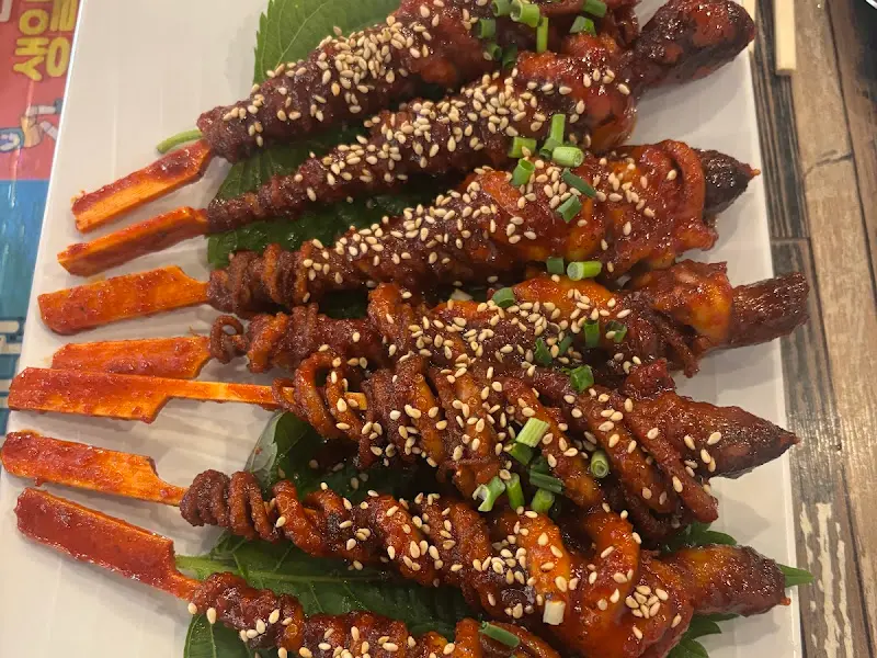 윤기가 흐르는 낙지호롱구이