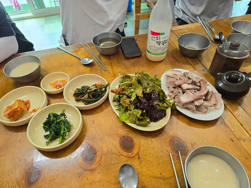 테이블에 놓인 반찬과 술