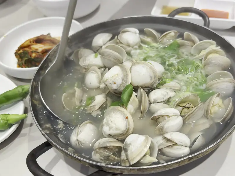 시원하고 담백한 국물이 일품인 물총조개탕