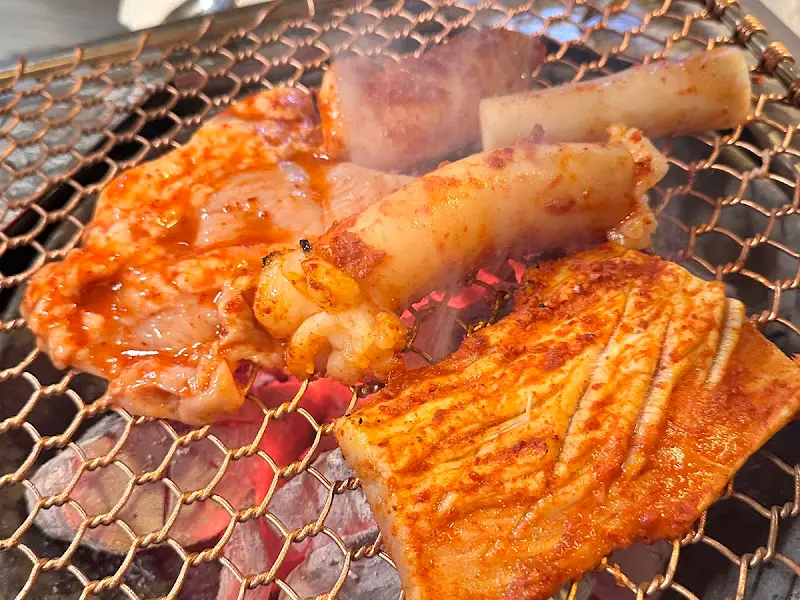 숯불 위에서 익어가는 양대창