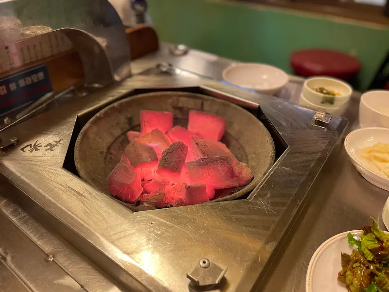 테이블 위 숯불