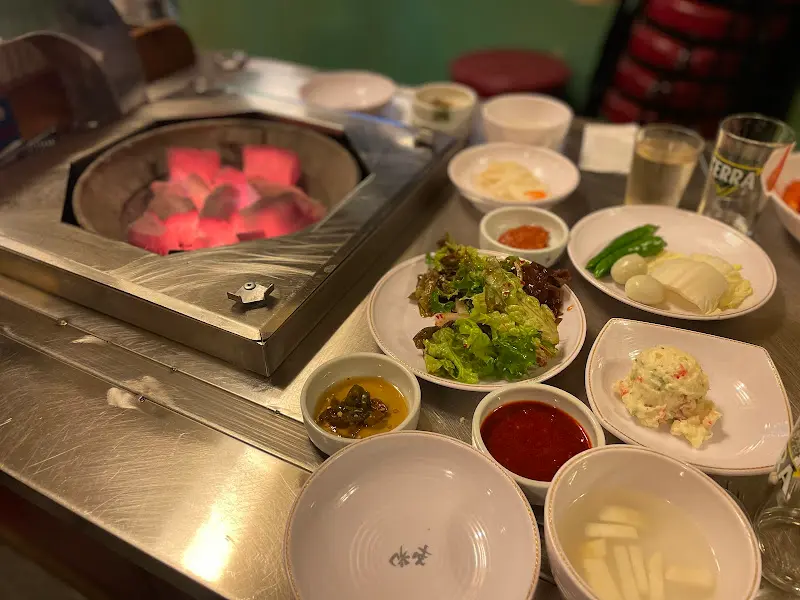 기본 상차림과 숯불