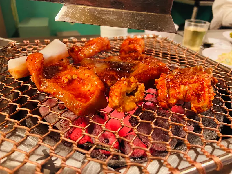 숯불 위에서 익어가는 양대창