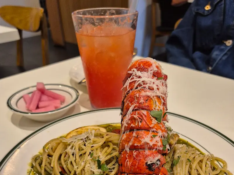 랍스터 바질 오일 파스타와 에이드