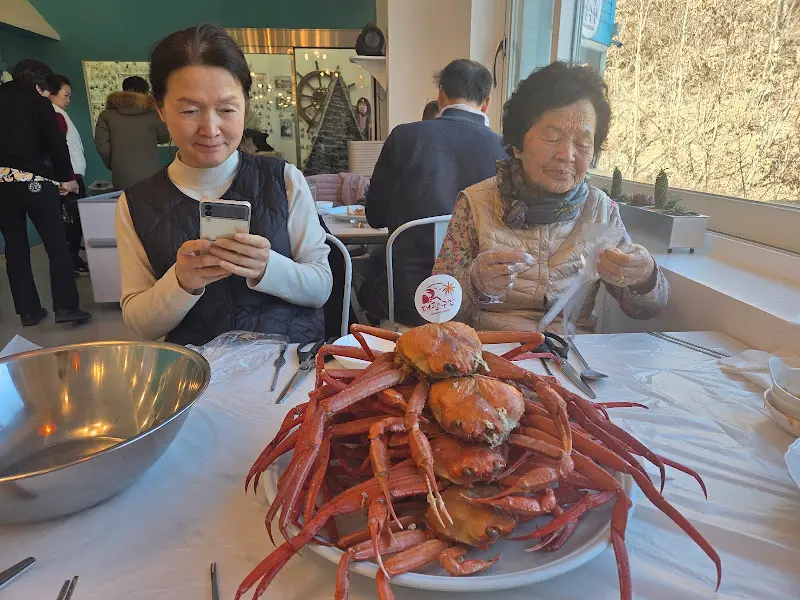 홍게 먹는 모습