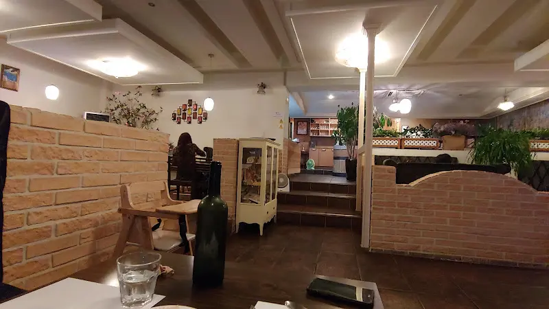 아늑하고 따뜻한 분위기의 레스토랑 내부