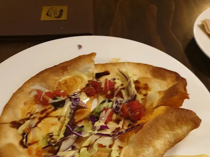 신선한 채소가 토핑된 피자