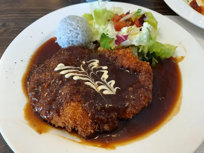 돈까스 위에 뿌려진 섬세한 데코레이션