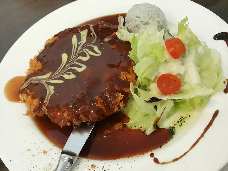 돈까스와 샐러드의 조화