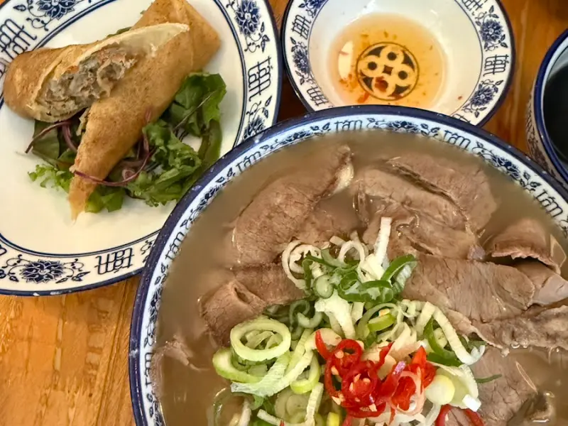 곱창 쌀국수와 쉬림프 롤