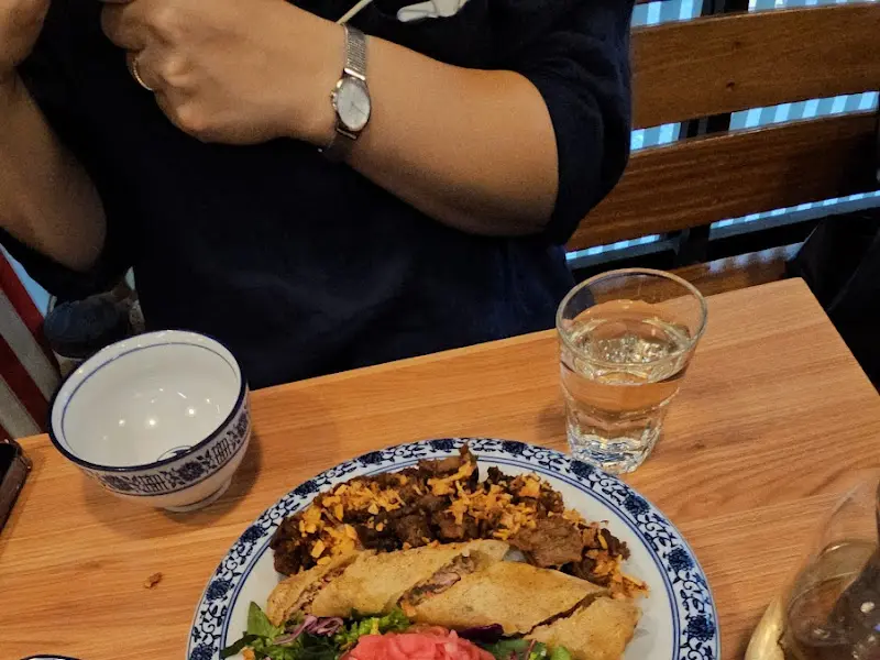 쉬림프 롤을 먹는 모습