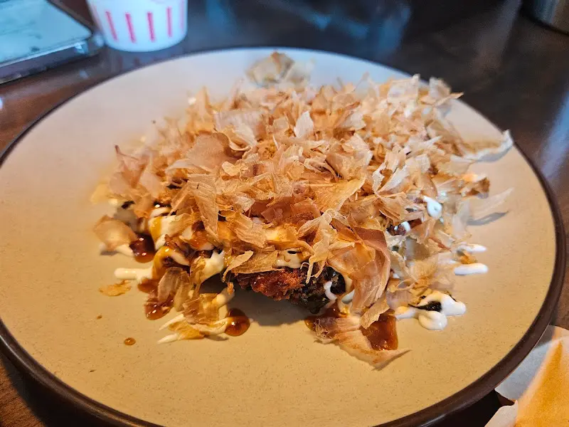 가쓰오부시가 듬뿍 올라간 녹두 오코노미야끼