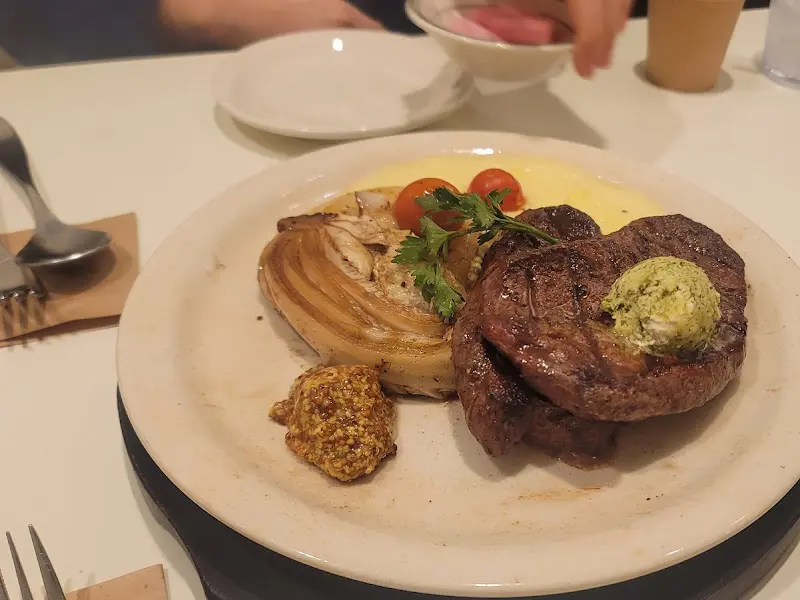 꽃등심 스테이크와 곁들임