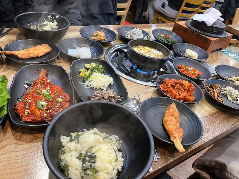 한 상 가득 차려진 모습