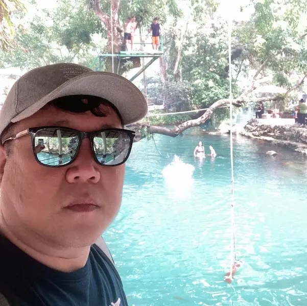 부자식당에서 맛있는 음식을 먹고 행복해하는 사람들의 모습