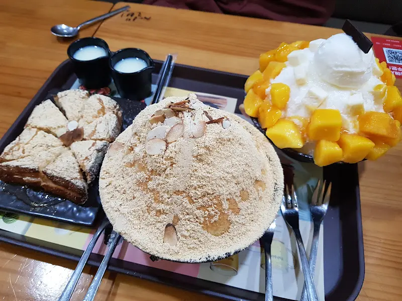 보기만 해도 시원해지는 망고치즈 설빙과 인절미 설빙의 조화