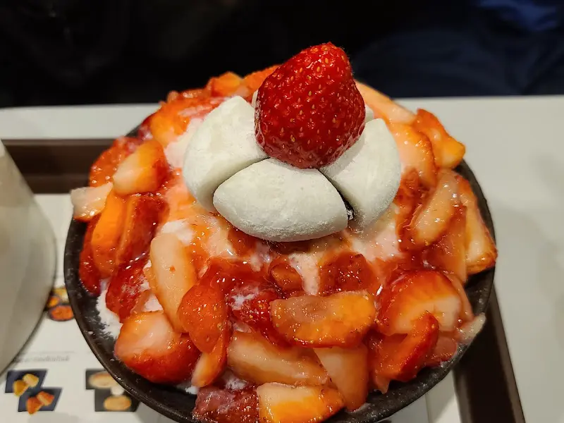 상큼한 딸기가 듬뿍 올려진 딸기마카롱설빙