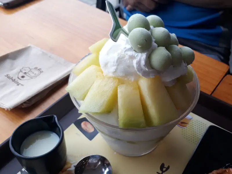 샤인머스캣과 메론의 조합이 돋보이는 빙수