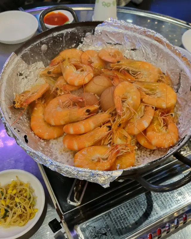 소금구이로 맛을 낸 신선한 대하
