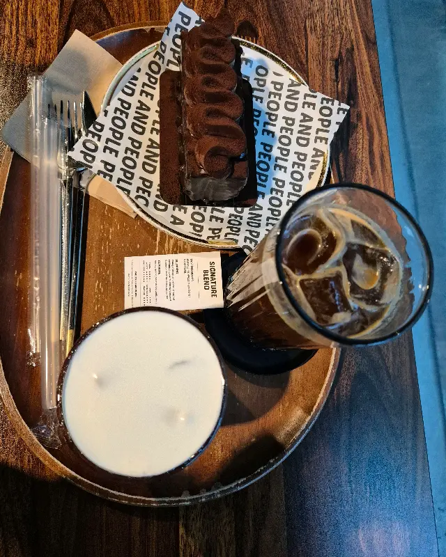 흑임자크림라떼와 초코 디저트