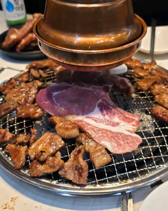 돼지갈비 굽는 모습