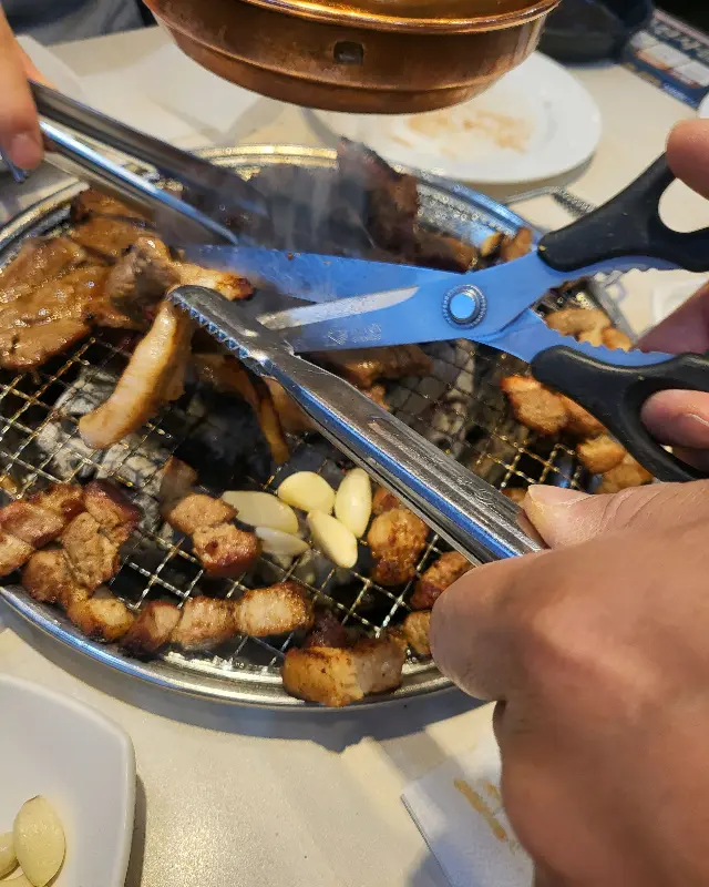 고기 자르는 모습