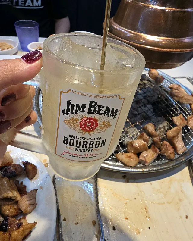 짐빔 하이볼 따르는 모습