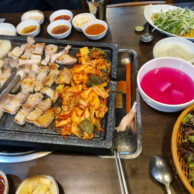 다양한 소스와 곁들임 메뉴