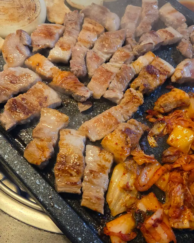 노릇하게 구워진 삼겹살