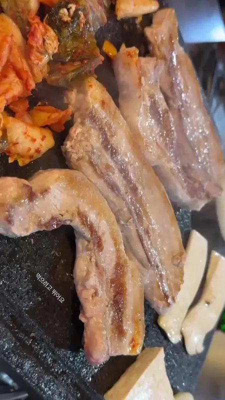 돌판에 구워먹는 삼겹살