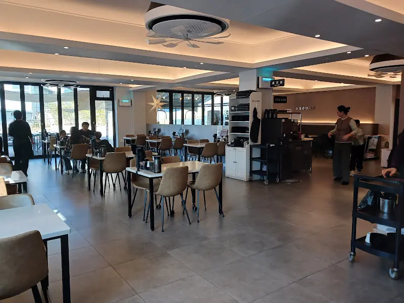 넓고 쾌적한 식당 내부