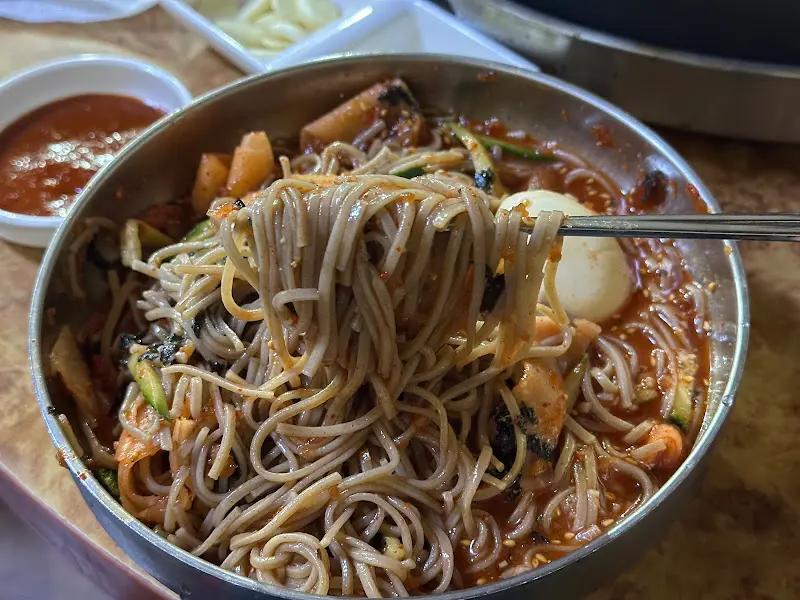 매콤한 닭갈비와 환상궁합 자랑하는 시원한 막국수