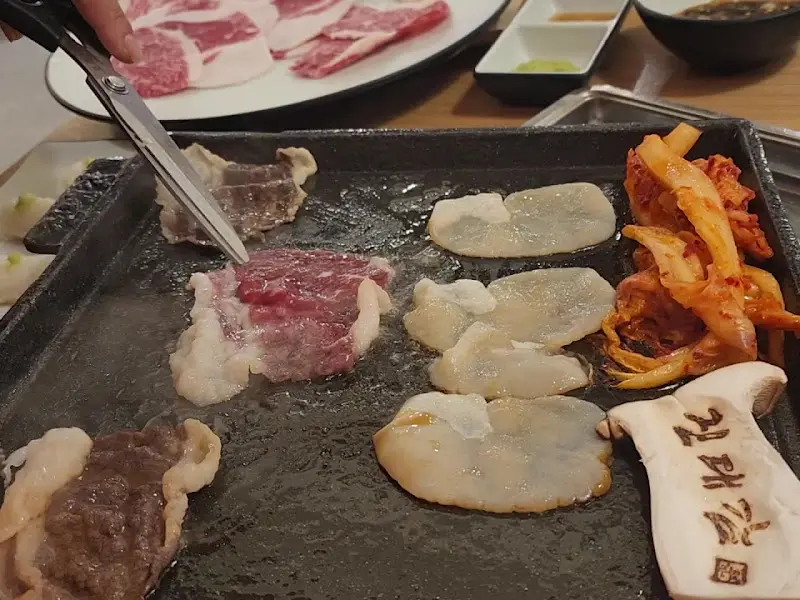 고기를 굽는 모습