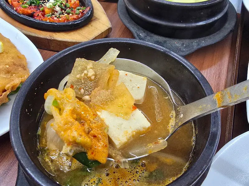 따뜻한 뚝배기에 담겨 나오는 찌개