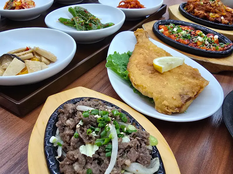 다채로운 반찬 구성