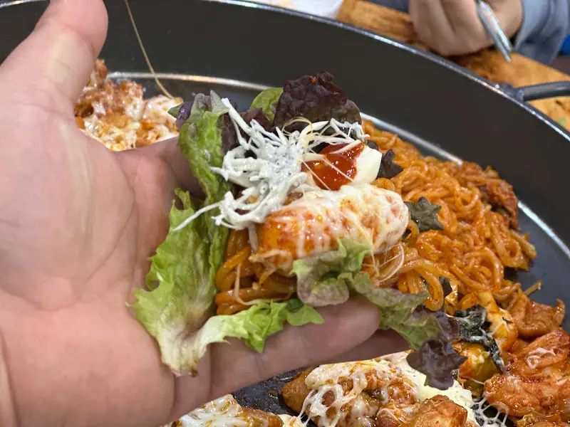 상추쌈에 싸 먹는 닭갈비